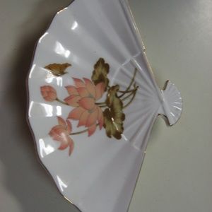 Fan bowl/dish    lovely accent to your tables